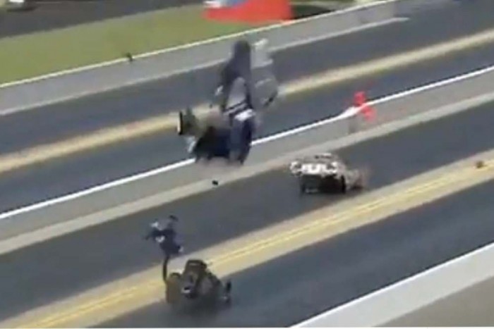 A közönségben landoltak a versenyautó darabjai