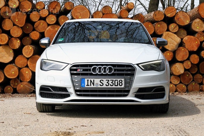 300 lóerő, 3 ajtó: Audi S3 2 Orrában kétliteres, 300 lóerős, négyhengeres turbós benzinmotor dolgozik. 4,9 másodperc alatt futja meg a 0-100-as sprintet, de az elektronika 250-nél határozottan véget vet a mókának. Igaz, a quattro hajtással nemcsak egyenesben, autópályán lehet bolondozni.
