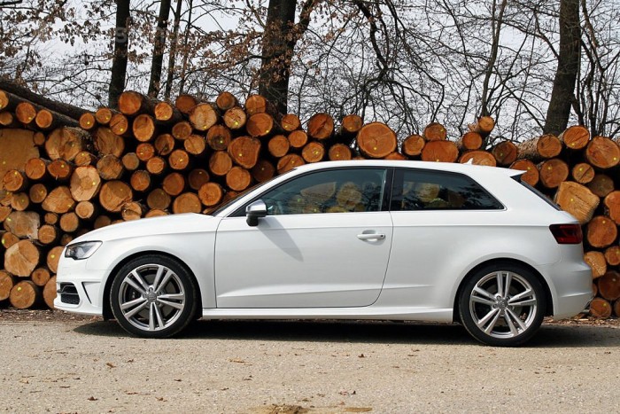 300 lóerő, 3 ajtó: Audi S3 3 A szemfüles szemlélő kiszúrhatja, hogy a sportfutóműves S3-as 25milliméterrel közelebb húzza a hasát a földhöz, mint mezei társai. Szériában 18, plusz pénzért 19 colos felni jár hozzá.