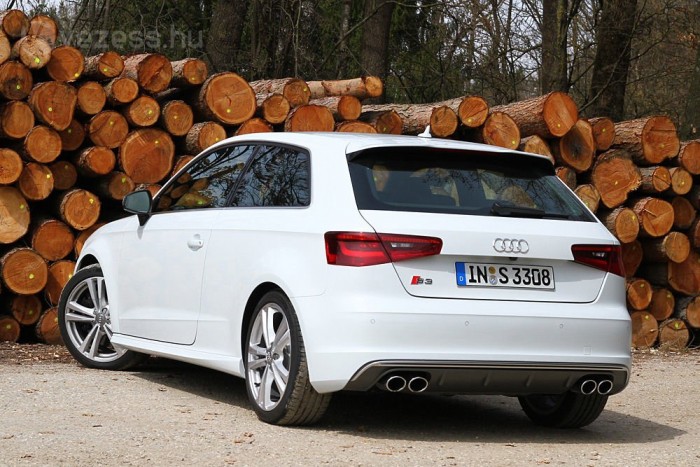 300 lóerő, 3 ajtó: Audi S3 4 Egy száguldásra termett sportember nem lehet túlsúlyos. AZ S3-as 60 kilogrammal lett könnyebb elődjénél, így üresen 1395 kilogrammot nyom.A karosszéria vázszerkezete különösen nagy szilárdságú acélokat tartalmaz, a a sárvédők és a motorházfedél pedig könnyű alumíniumból készül.