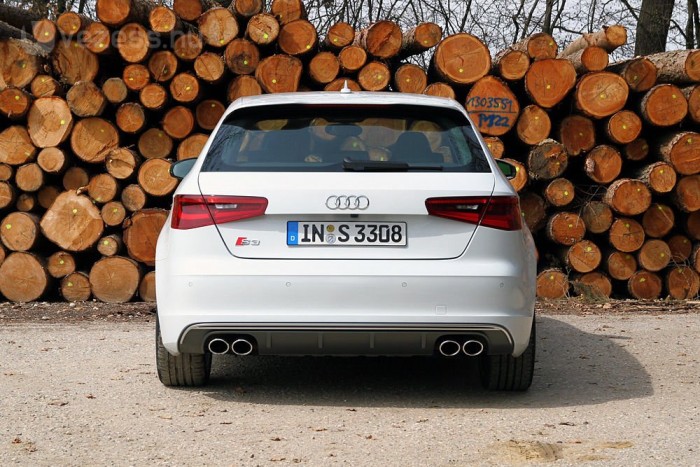 300 lóerő, 3 ajtó: Audi S3 5 Hátulról egyáltalán nem agresszív, a két alumínium díszítésű bordával megspékelt platinaszürke diffúzorelem négy ovális, krómozott csővü kipufogóvéget rejt. A hátsó lámpatestekben LED-ek világítanak és van egy szolid S3 felirat is.