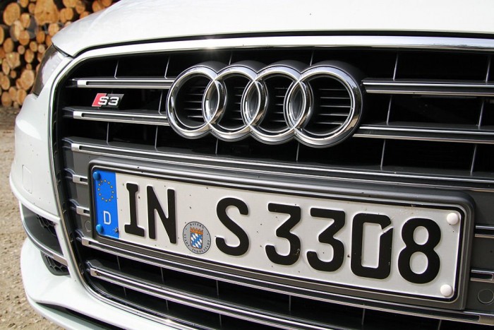 300 lóerő, 3 ajtó: Audi S3 6 Csak a lökettérfogat maradt meg, az új motor 35 lóerővel erősebb, csúcsnyomatéka 35 Nm-rel lett több, miközben könyebb és takarékosabb is az elődnél. A katalógus szerint 6,9 literrel is beéri százon. Háát, vannak kétségeink. Ugyan a menetpróba nem a fogyasztási rekordról és a takarékos vezetésről szól, így a fedélzeti számítógép 11,6 litert mutatott, amikor kiszálltunk az S3-asból.