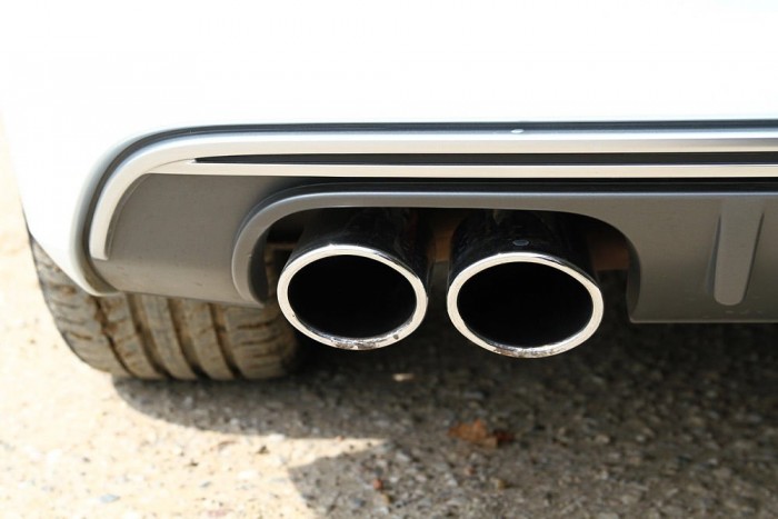 300 lóerő, 3 ajtó: Audi S3 7 Két pár kipufogó zárja a sort. Ugyan a négyhengeres TFSI közel sem szól olyan vérfagyasztóan, mint az RS6-os V8-asa, de menet közben ez is megbizsergeti a vezető tarkóját.