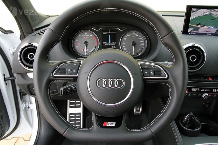 300 lóerő, 3 ajtó: Audi S3 9 Az új, progresszív kormányzás is nagyban hozzájárul a sportos autózás örömeihez. A progresszív kormányzás a szűk fordulókban válik érzékelhetően közvetlenebbé.