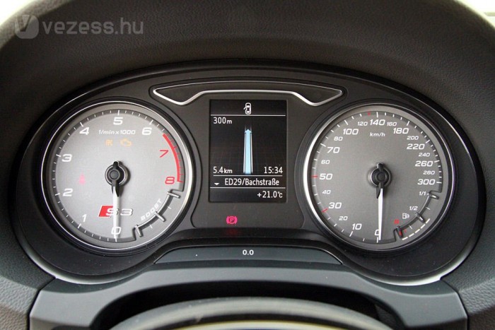 300 lóerő, 3 ajtó: Audi S3 10 A köralakú műszerek szürke számlapjain fehér mutatók mozognak, a fordulatszámmérőben pedig töltőnyomás-jelző is helyet kapott. A mutatók a sportos recepthez illően lentről indulnak útjukra.