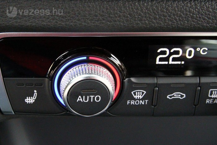 300 lóerő, 3 ajtó: Audi S3 12 Na, ez részlet a javából. Szépen kivilágított, jó fogású, és annyira kitalált erővel mozgatható a hőmérséklet-szabályzó gombja, hogy ilyen nincs is.