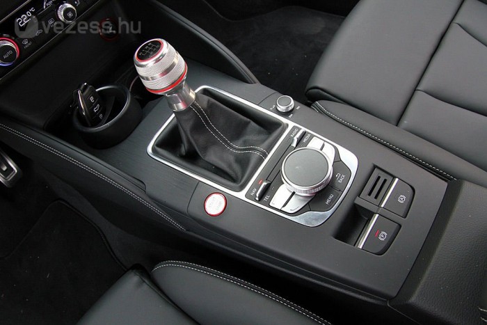 300 lóerő, 3 ajtó: Audi S3 13 Egyszerűen gyönyörű darab a váltó, rögzítőfék, és a menüvezérlő tárcsa környéke. Én talán a motorindító gombot máshová tettem volna, de én nem igazán vagyok ergonómiailag túlképzett.