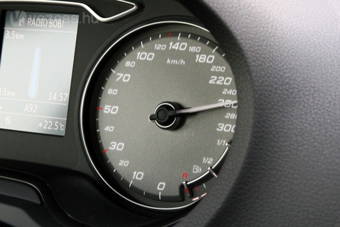 Vagy a csúcssebesség korlátozás nem működik 250-nél, vagy a kilométeróra lódit valamennyit. Mi inkább az utóbbira tippelnénk.