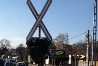 Folyik a harc az értelmetlen táblák, hibás jelzések ellen