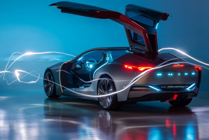 Robot vezeti, kábel nélkül tölt 6