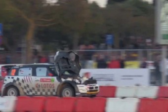 Vakon száguldott a raliversenyző