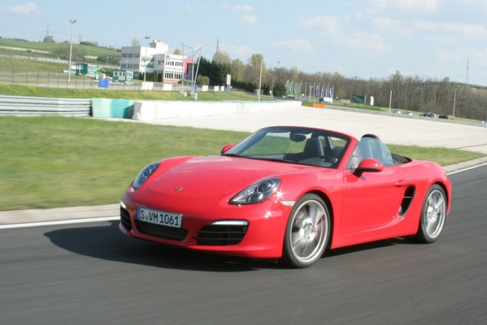 Gyors, kényelmes, kabrió, és jelentősen olcsóbb, mint a 911. Tökéletes választás