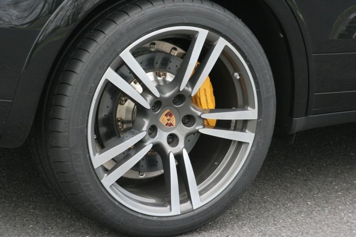 Kerémiafék lassította az 550 lóerős Cayenne-t