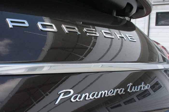 520 lóerő, 3,9 másodperc százig, 305 km/órás végsebesség