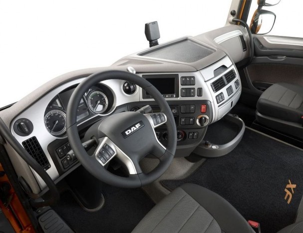 Elkészült a mega-nyergesvontató 3 | Vezess A manőverezési üzemmódban akár 5 centiméterrel emelhető a teherautó hátsó alváza