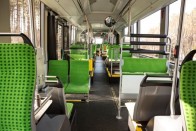 Az autóbusz utasterében összesen 34 ülőhely és 120 állóhely található