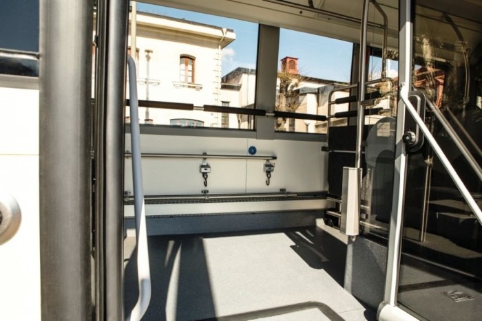 Megkérezett a csuklós Volvo hibrid 5 | Vezess A második ajtónál lévő peronon kerekesszékes utas biztonságos elhelyezésére is lehetőség van