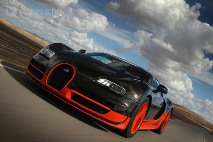 Top 10: a leggyorsabb autók 11 1. Bugatti Veyron EB 16.4 SuperSport, 431 kilométer/óra. A Guinness-rekordként auditált csúcssebességre összesen öt Super Sport képes. A harminc darabos széria többi autója nem menekült meg az elektronikus leszabályozástól, így a másik 25 Super Sportban a számítógép 415-nél elveszi a gázt. 16 henger, 1200 lóerő és kilométerenként egy liter benzin kellett a 2010 nyarán felállított rekordhoz
