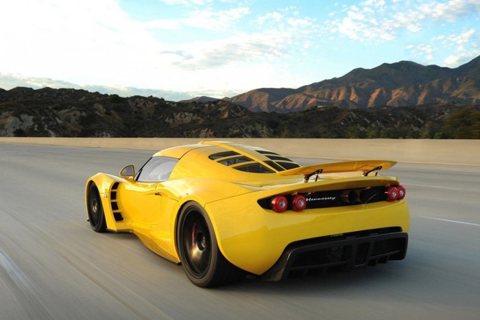 Top 10: a leggyorsabb autók 8 4. Hennessey Venom GT, 427,6 kilométer/óra. Kis híján csúcssebességben is világrekorder a 300 kilométer/órára 13,63 másodperc alatt ugró autó. A Lotus-alapokra épülő szupersportkocsi a kaliforniai Lemoore tengerészeti bázis repülőterén futotta meg ezt a tempót