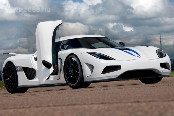 Top 10: a leggyorsabb autók 7 5. Koenigsegg Agera R, 420 kilométer/óra. 1000 lóerő alatt neki sem érdemes futni a 400-as álomhatár áttörésének, így a svéd manufaktúra is 1115 lóerős motort plántált a V8-as álomautóba