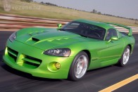 7. Hennessey Venom 1000 Twin Turbo, 411 km/óra. Ha szűkítővel le nem fojtják, a Viper a hosszú távú versenyeken és némi tuninggal az autópályán is alig legyőzhető. A 8,3 literes szörnyet nem kellett nagyon felhúzni, hogy 411-et menjen. Elég neki 1000 lóerő