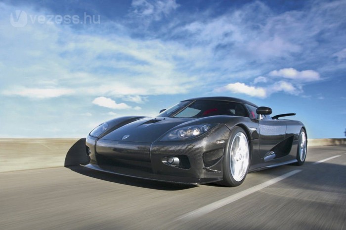 Top 10: a leggyorsabb autók 2 9-10. Koenigsegg CCX-R, 402 kilométer/óra. Kétszeres sebességhez nyolcszoros teljesítmény kell - tanultam meg Karlovitz Kristóf autós Lutra-albumából. Elméletileg egy 26 lóerővel 100-as tempóra képes Trabantnak a 400-as sebességhez 1664 lóerő kellene, a CCX-R-nek a bioetanollal is megtankolható nyolchengeressel 1018 lóerőt elég volt a 400-as határ áttöréséhez
