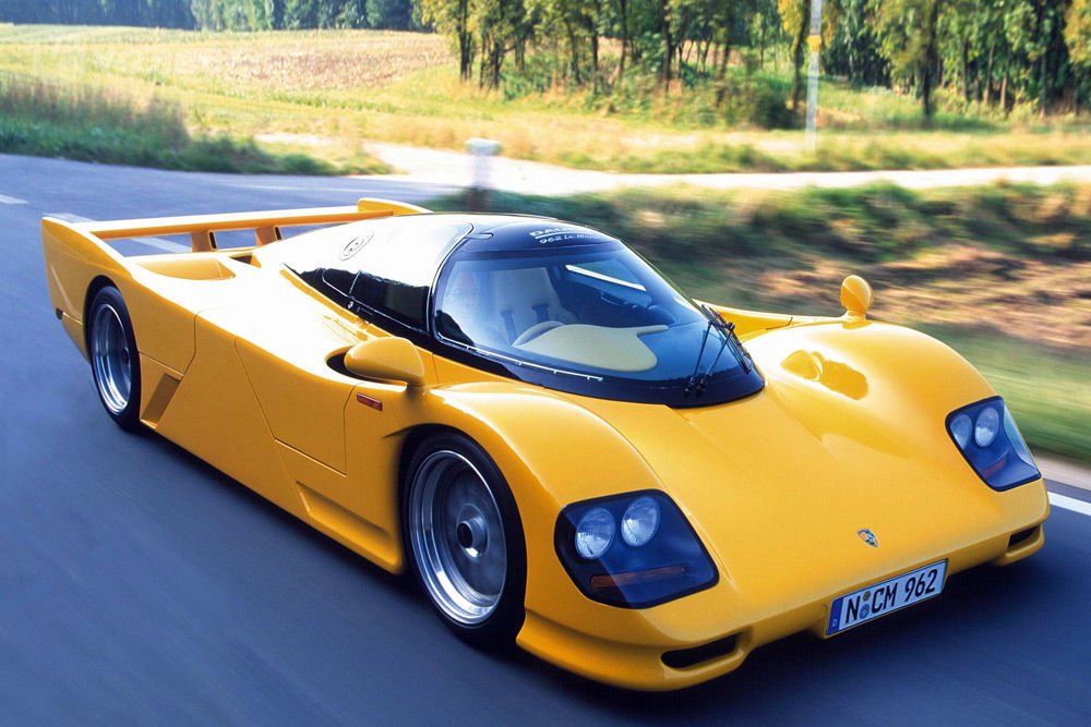 9-10. Dauer 962 Le Mans Porsche, 402 kilométer/óra. A háromszoros Le Mans győztes 962 utcai változata a második autó, amely1000 lóerő alatti teljesítménnyel be tudott kerülni az elitbe. Hathengeres boxermotorja 730 lóerős
