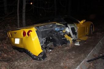 Az összetört autóban hagyta sérült utasát