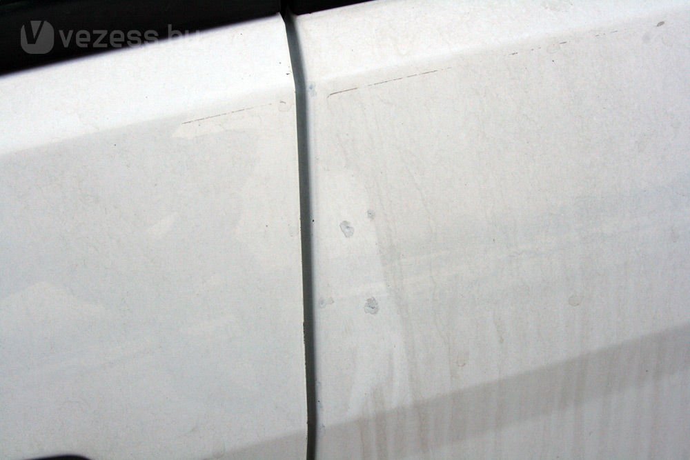 A karcokat az ajtón a rendőrök övén lévő bilincs okozhatja