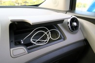 A felső kesztyűtartó ad helyet az autó navigációs szoftverét is futtató okostelefonnak