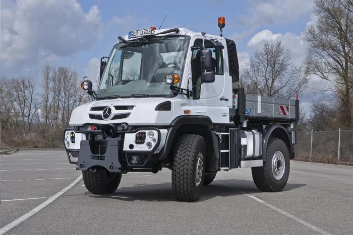 Felfrissítette különlegességeit a Mercedes 3 | Vezess Az Unimog is az új BlueEfficiency-motorokkal készül majd Wörth-ben