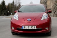 Norvégiában már nem találni helyet a 100 fős elektromos autó parkolóban sem, itthon viszont csak most indul hivatalosan a Nissan Leaf forgalmazása a felújított, okosabb, tágasabb, használhatóbb modellel. Új korszak kezdődik?