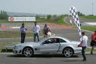 Button egy Mercedes-Benz SL 63 AMG-vel szakította félbe Bazsó Gábor konferanszié és Herczig Norbert raliversenyző csevegését