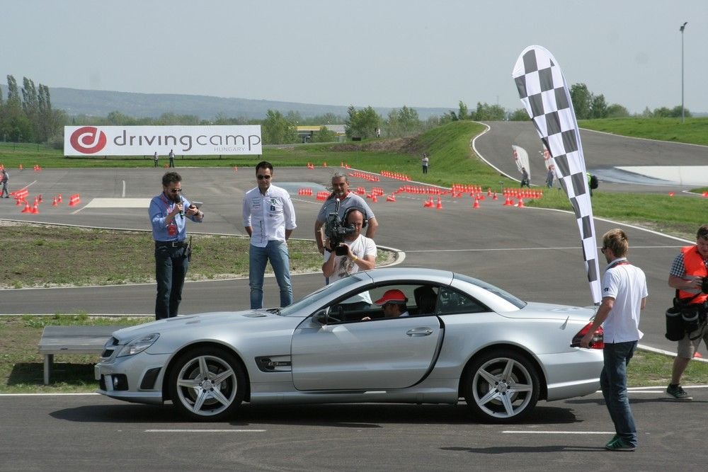Button egy Mercedes-Benz SL 63 AMG-vel szakította félbe Bazsó Gábor konferanszié és Herczig Norbert raliversenyző csevegését
