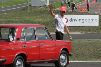 Zsiguliban versenyzett Button Magyarországon