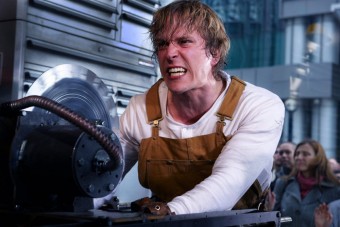 Autóbalesetre fogta az öncsonkítást