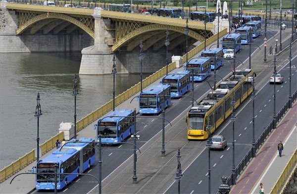 Megjött Budapest új Mercedes busza – fotók 1