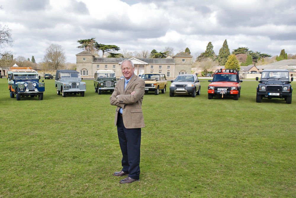 Mr. Roger Crathorne és a Land Roverek. A képről épp a HUE 166 maradt le, de egy másik képen rajta lesz...