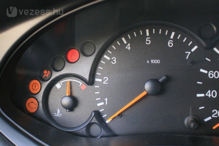 Pár másodpercig világít, majd elalszik a visszajelző: elvileg nincs gond a két légzsákkal