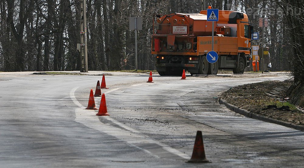 Az úthenger után már szinte kész is a munka