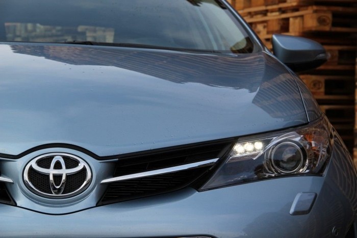 Pénzgyár lett a Toyota 1 Az új Auris minden porcikájában agresszívebb, karakteresebb, jobb és izgalmasabb autó, mint elődje. Látványos, jó vezetni, és olcsóbb egy Golfnál annyival, amennyivel kell, hogy labdába rúghasson mellette