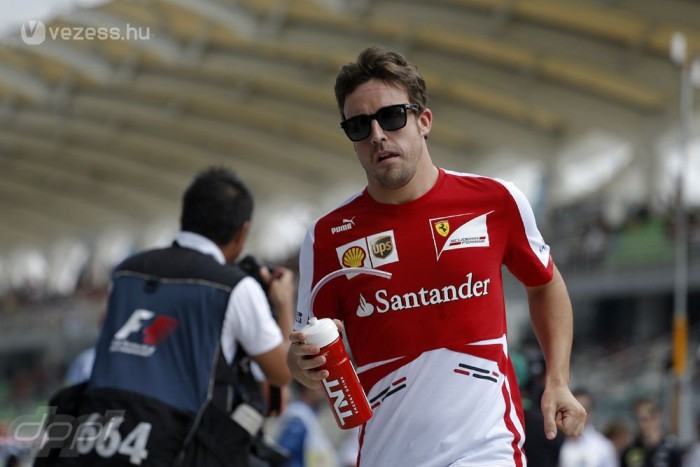 F1: Alonso bepörög a közönségtől 1