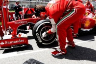 F1: A Ferrari is kiakadt a gumikon 12