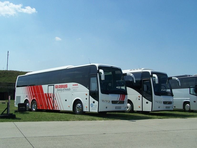 Két Volvo turistabusz, sehol egy Rába logó