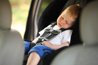 Forró kocsiban hagyta gyerekét