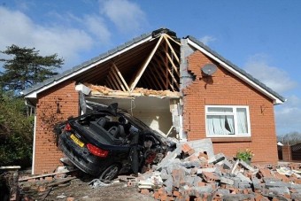Elájult a sofőr, lebontott egy házat