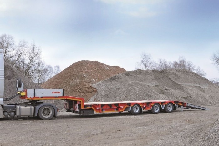 Szállítsa markolóját síkágyon! 3 | Vezess Új Kögel síkágyas félpótkocsi