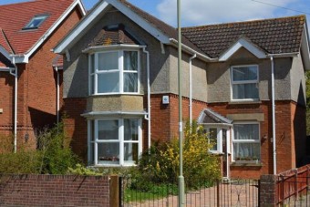 Autóbejárót építettek egy lámpaoszlop mögé