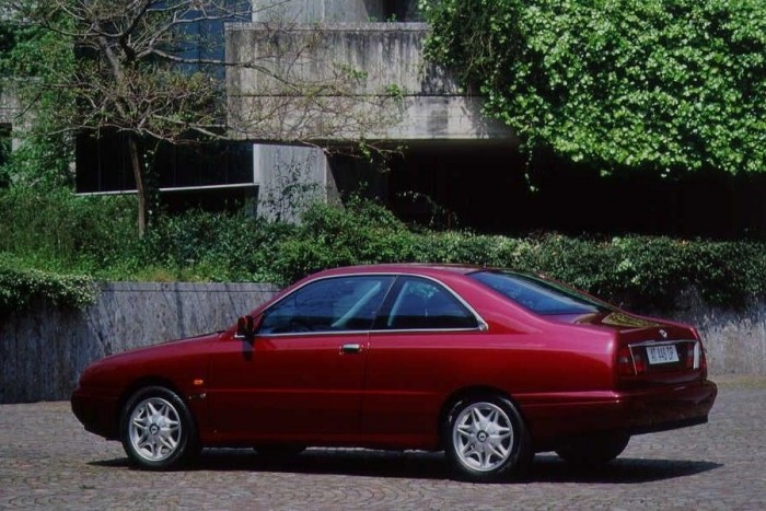 Top 10: a legbénább autók 1 10. Lancia Kappa Coupé. A többi rémséghez képest maga Monica Bellucci, csak azért van a szégyenpadon, mert a designerek egy tökéletes arányú limuzinból csináltak egy bojlertesű, buflák kupét