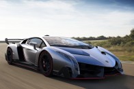 4 .Lamborghini Veneno. Az Edmonds.com szerint a három példányban gyártandó szupersportautó a fasizmus óta a legrosszabb dolog Itáliából. Ezt kellett megélnie Marcello Gandininek (a Miura, az Espada vagy a Countach designerének)